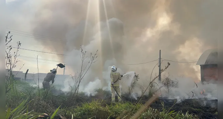 Bombeiros combatem incêndio de grande proporção em PG