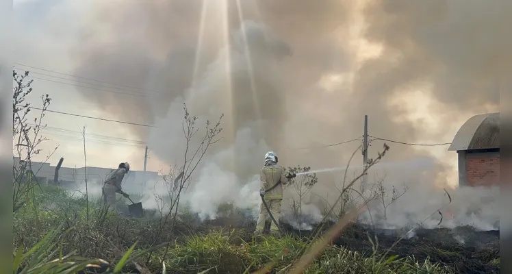 Bombeiros combatem incêndio de grande proporção em PG