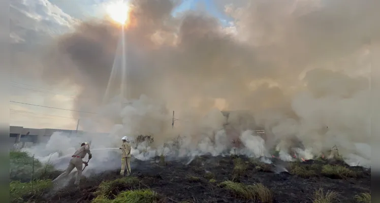 Bombeiros combatem incêndio de grande proporção em PG