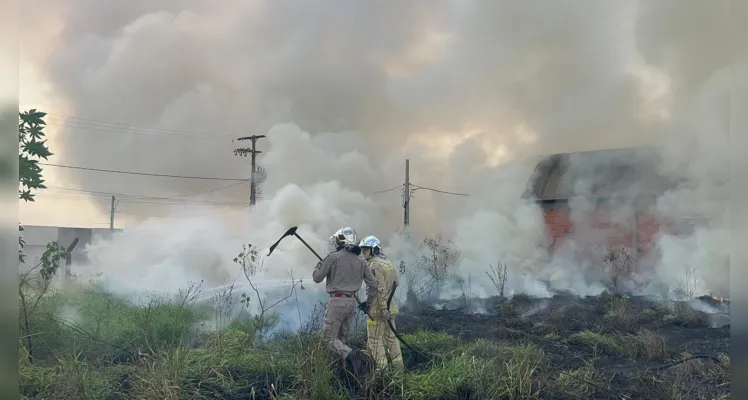 Bombeiros combatem incêndio de grande proporção em PG