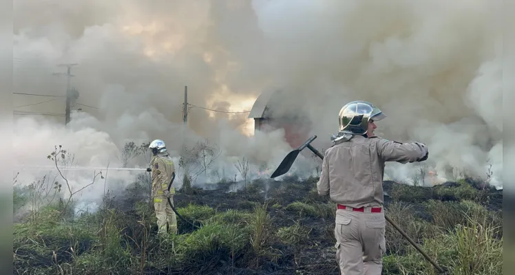 Bombeiros combatem incêndio de grande proporção em PG