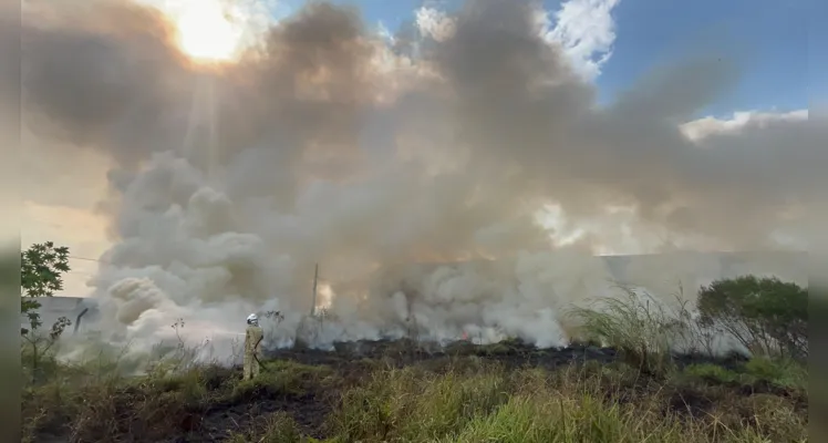 Bombeiros combatem incêndio de grande proporção em PG