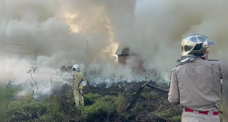 Bombeiros combatem incêndio de grande proporção em PG