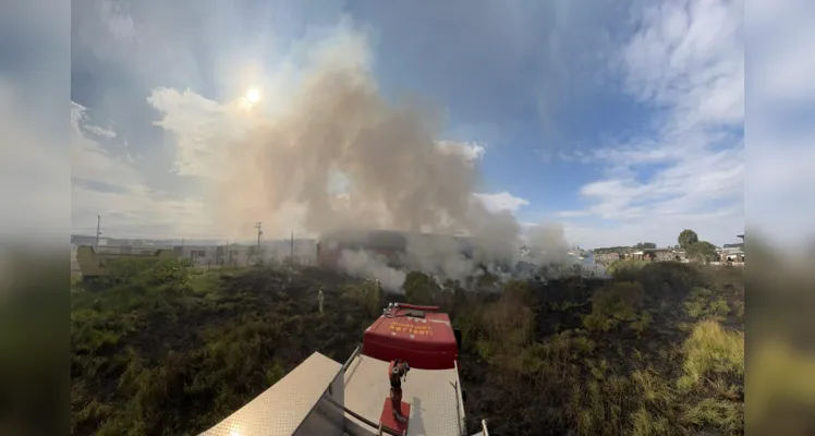 Bombeiros combatem incêndio de grande proporção em PG