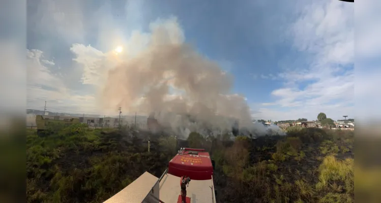 Bombeiros combatem incêndio de grande proporção em PG