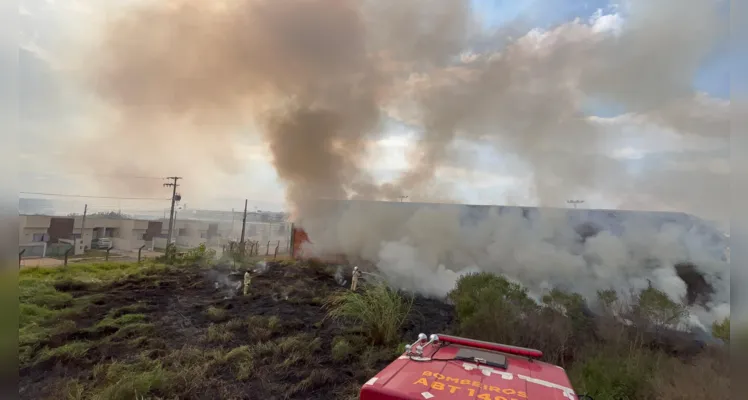 Bombeiros combatem incêndio de grande proporção em PG