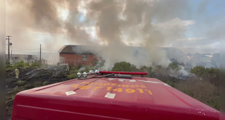 Bombeiros combatem incêndio de grande proporção em PG