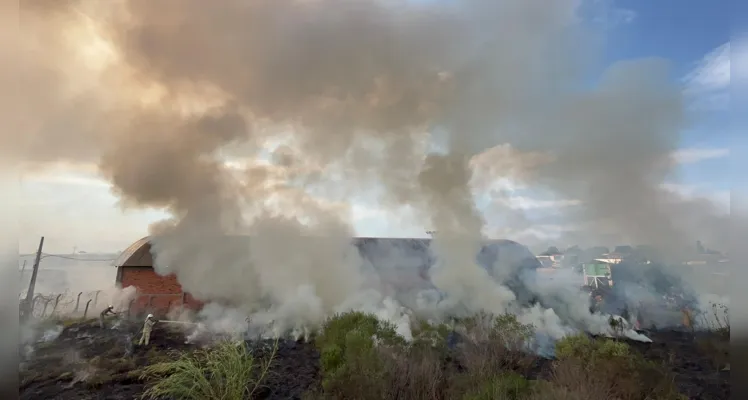 Bombeiros combatem incêndio de grande proporção em PG