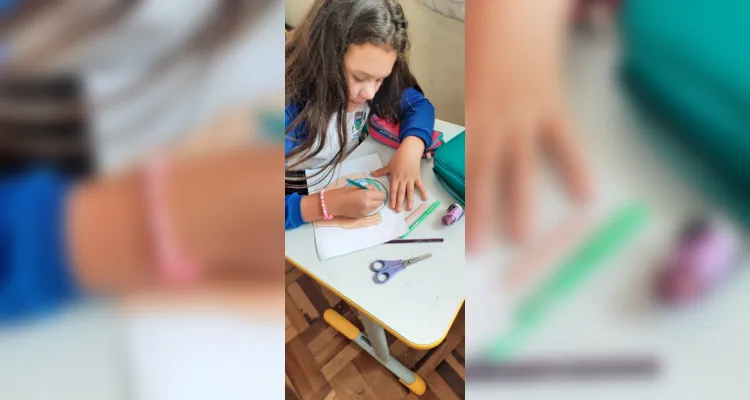 Os alunos também realizaram a confecção de diversas atividades como textos, poemas e desenhos.