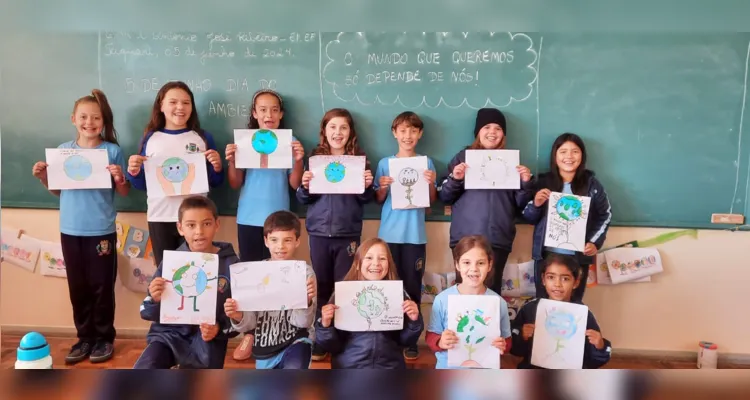 Os alunos também realizaram a confecção de diversas atividades como textos, poemas e desenhos.