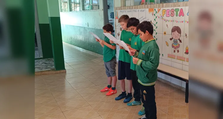 Como fechamento da proposta de estudo, a turma realizou uma apresentação para a escola sobre a temática.