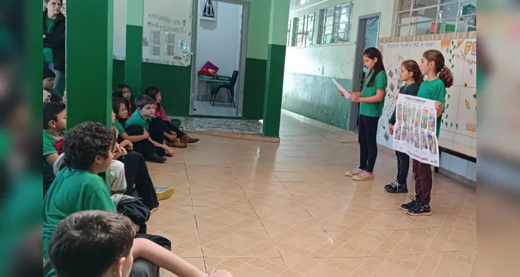 Como fechamento da proposta de estudo, a turma realizou uma apresentação para a escola sobre a temática.