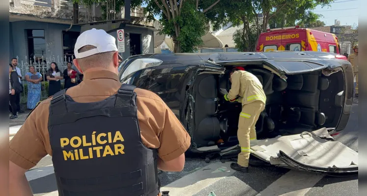 Capotamento bloqueia rua Dr. Paula Xavier nesta quarta em PG