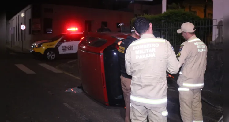 Motorista cochila, bate contra placa e tomba veículo em PG