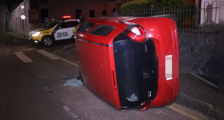 Motorista cochila, bate contra placa e tomba veículo em PG