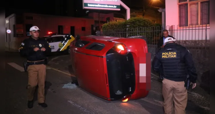 Motorista cochila, bate contra placa e tomba veículo em PG