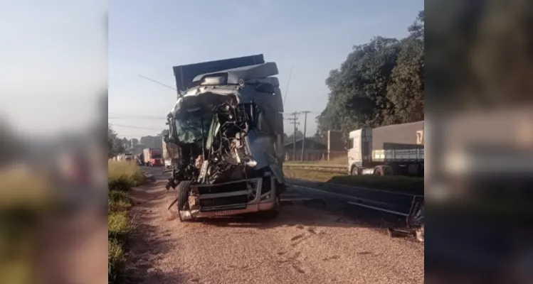 Grande parte da cabine do caminhão foi danificada pela batida