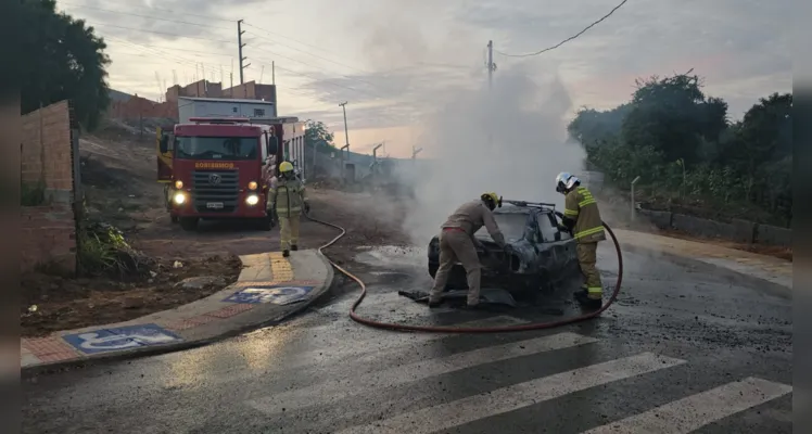 Bombeiros contiveram as chamas do automóvel