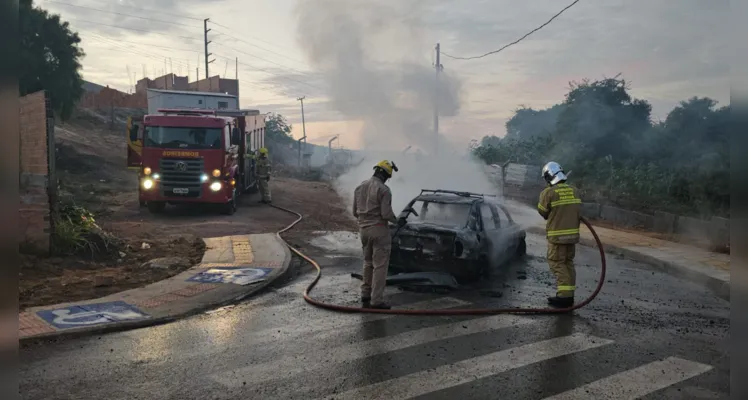 Bombeiros contiveram as chamas do automóvel