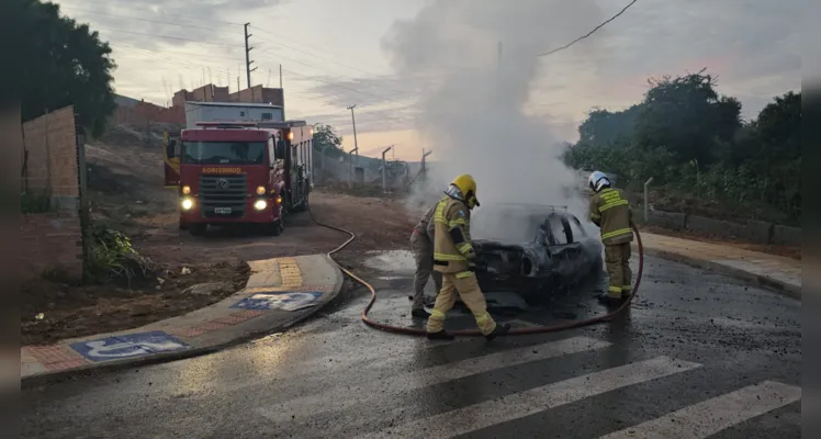 Bombeiros contiveram as chamas do automóvel