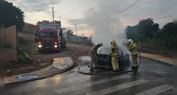 Bombeiros contiveram as chamas do automóvel