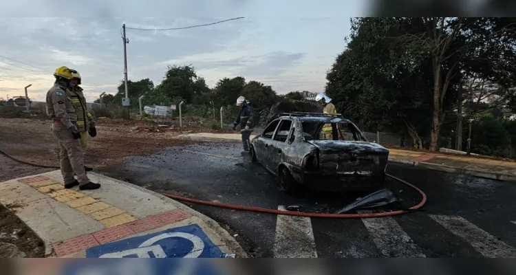 Bombeiros contiveram as chamas do automóvel