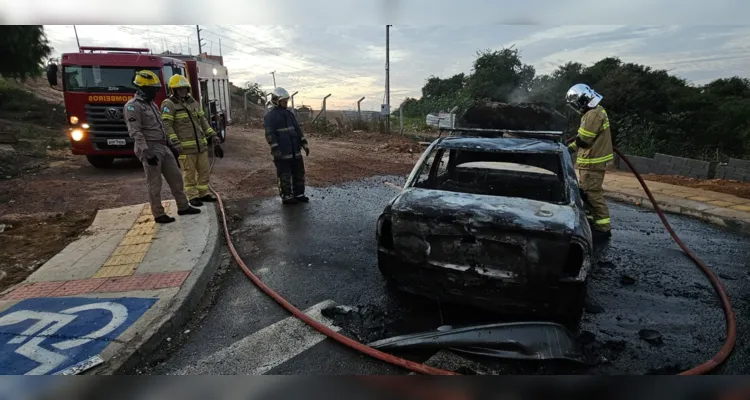 Bombeiros contiveram as chamas do automóvel