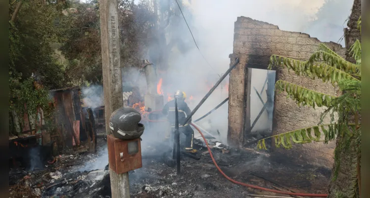 Residência foi tomada pelas chamas