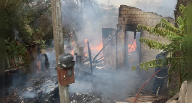 Residência foi tomada pelas chamas