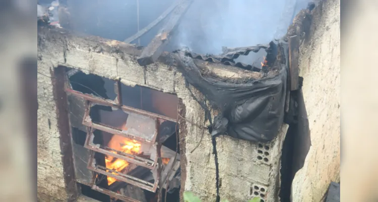 Residência foi tomada pelas chamas