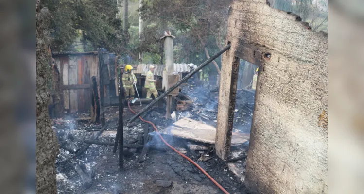 Residência foi tomada pelas chamas