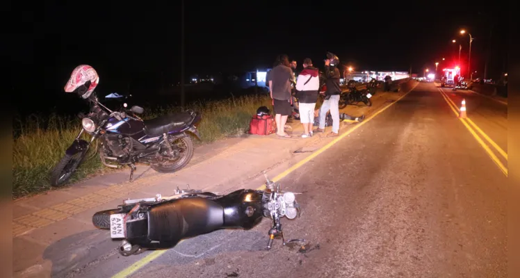 Colisão foi do tipo frontal e envolveu duas motos. Três pessoas ficaram feridas