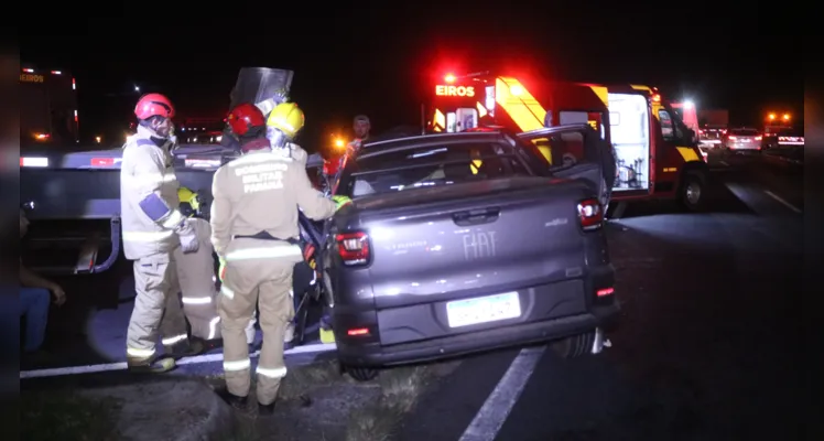 Após a colisão, do tipo transversal, o motorista ficou preso às ferragens