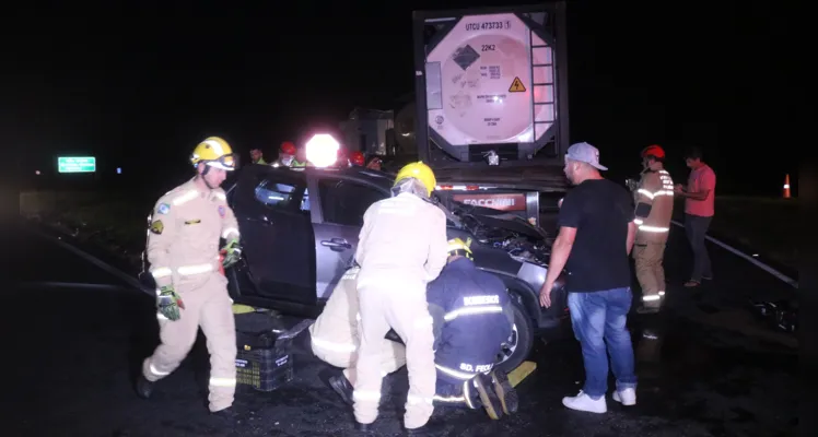 Após a colisão, do tipo transversal, o motorista ficou preso às ferragens