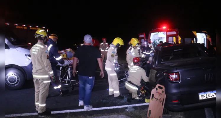 Após a colisão, do tipo transversal, o motorista ficou preso às ferragens