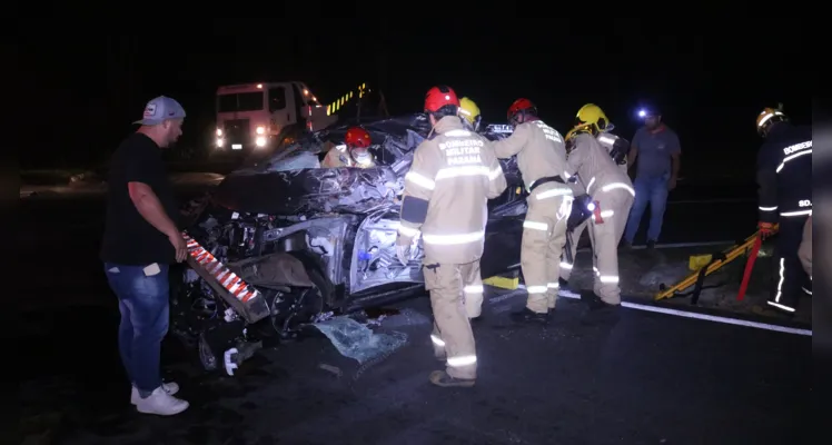 Após a colisão, do tipo transversal, o motorista ficou preso às ferragens