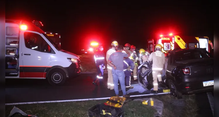 Após a colisão, do tipo transversal, o motorista ficou preso às ferragens