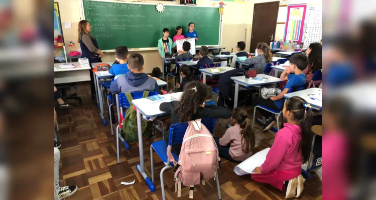 A parte final dos trabalhos consistiu em apresentações dos alunos nas demais turmas da escola.