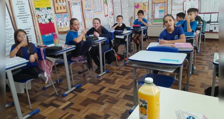 Com a doação de frutas por parte de um aluno da turma, os educandos realizaram estudos envolvendo dinâmicas práticas sobre medidas de capacidade.