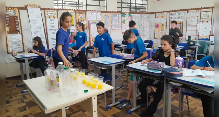 Com a doação de frutas por parte de um aluno da turma, os educandos realizaram estudos envolvendo dinâmicas práticas sobre medidas de capacidade.