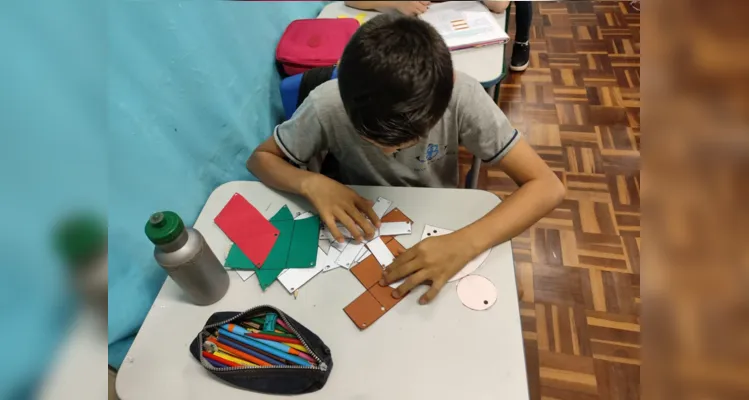 Uma das atividades realizadas pela turma envolveu a montagem de formas geométricas com caixinhas que os estudantes levaram de casa.