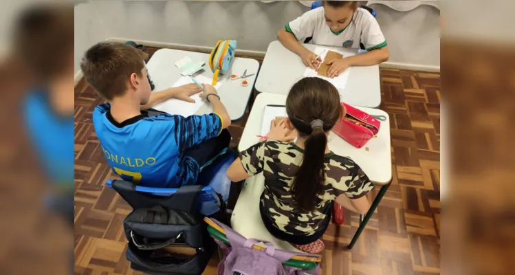 Uma das atividades realizadas pela turma envolveu a montagem de formas geométricas com caixinhas que os estudantes levaram de casa.