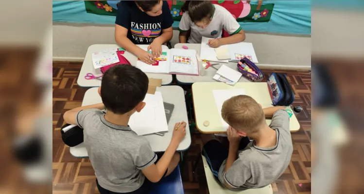 Uma das atividades realizadas pela turma envolveu a montagem de formas geométricas com caixinhas que os estudantes levaram de casa.