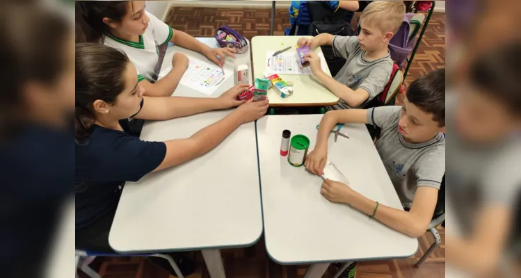 Uma das atividades realizadas pela turma envolveu a montagem de formas geométricas com caixinhas que os estudantes levaram de casa.