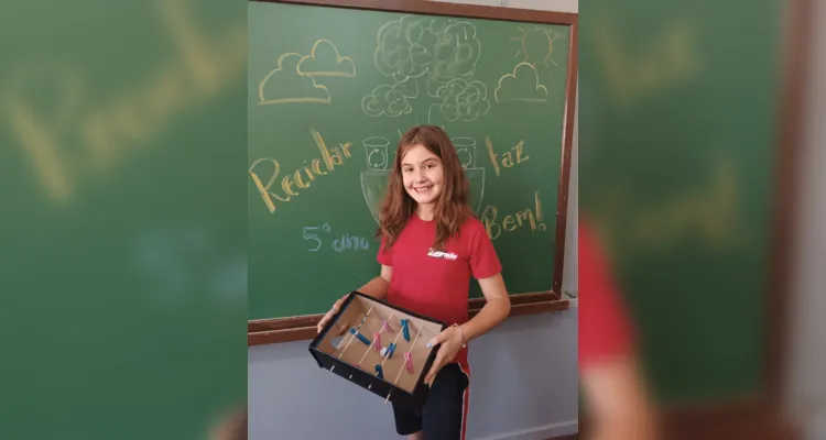 Uma das atividades realizadas pelos alunos consistiu na confecção de objetos com materiais recicláveis.