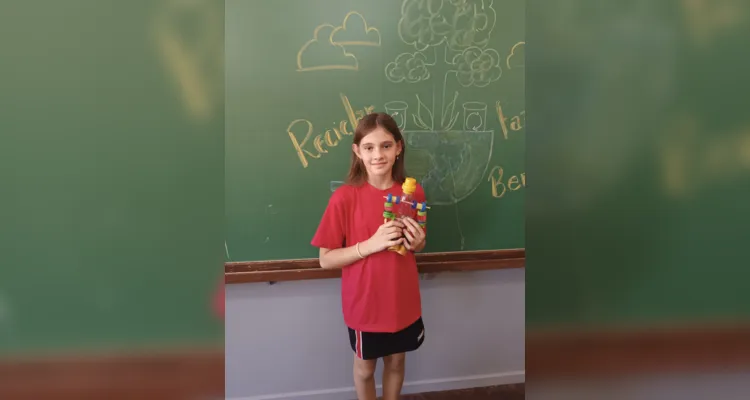 Uma das atividades realizadas pelos alunos consistiu na confecção de objetos com materiais recicláveis.