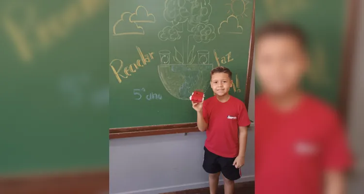 Uma das atividades realizadas pelos alunos consistiu na confecção de objetos com materiais recicláveis.