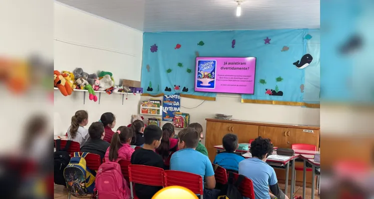 A videoaula do Vamos Ler e IMM sobre as emoções base foi assistida pela turma para iniciar a aula.