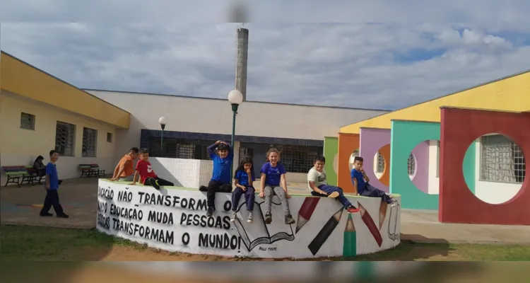 Como uma das principais atividades da proposta, a turma participou da revitalização do jardim da escola.