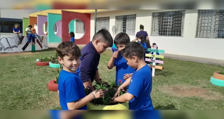 Como uma das principais atividades da proposta, a turma participou da revitalização do jardim da escola.